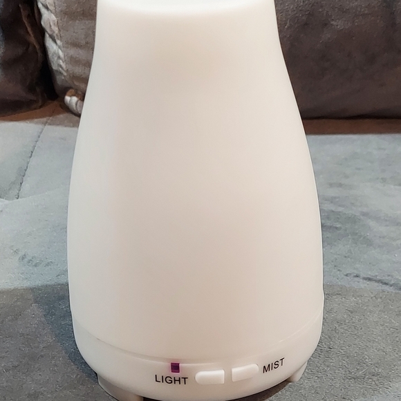 NWOT DIFFUSERLOVE ESSENTIAL OIL DIFFUSER WITH 7 LED COLOR CHANGING MODE & REMOTE - Picture 4 of 6